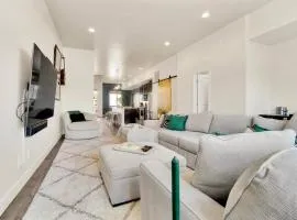 Bright & Modern Townhome Near Empower Field!