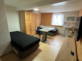 Einfache Schlafmöglichkeit mit Gemeinschaftsküche und Bad, homestay in Brombachtal