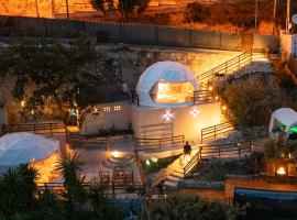 AAA View Private Terrace Outdoor Heated Hot Tub Family Fun, hotel v destinaci Badalona