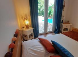 Chambre indépendante donnant sur piscine, hótel í Le Marin