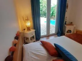 Chambre indépendante donnant sur piscine
