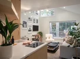 Skywood-Designer Condo,Steps to Creekside Gondola, Free Parking