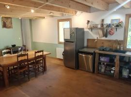 JAS provençal pour 6 personnes à 2mn de la Grange de Javon, hotel in Monieux