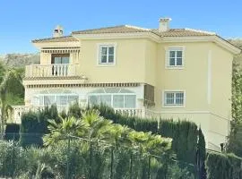 6 Bedroom Luxury Villa, Jacuzzi & heated pool 18 guests