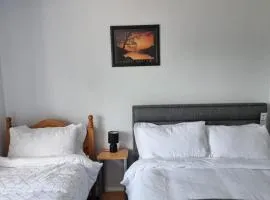 3 Bedrooms - Sleep 7 - Garden - Private Parking