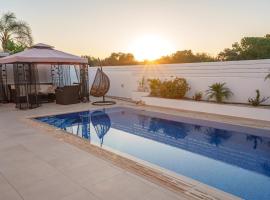 Hubstay - Blue Harmony Villa in Protaras - 5 min Walk to the Beach, hotel v destinaci Paralimni