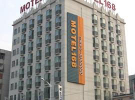 Motel Wuhan Yellow Crane Tower Shouyi Square Fuxing Road Metro Station, ξενοδοχείο στο Γουχάν