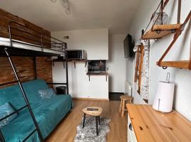 Studio cosy avec vue panoramique - Le Corbier, hotel amb piscina a Villarembert