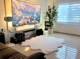 Modern Home with Parking 3ACs, 1King & 3Queen Beds Netflix PayPerView
