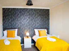 Contractors l Families l Relocation l 5BDR I Sleeps11 I Super Fast Wi-Fi I Free Parking