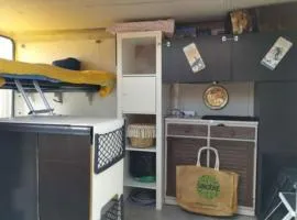 Van aménagé SANS SANITAIRES sur un stationnement a l'extérieur