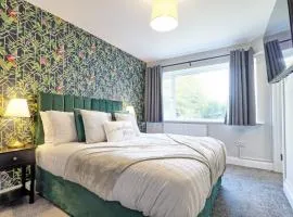 5 BDR House in Colchester - Sleeps 10 - Parking - WiFi -Business - Contractors - Families - Long Term Stays