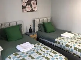 Everything You Need I Super Comfy I Sleeps 7 I WiFi I Parking I 4BDR