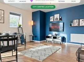 Stylish City Centre Apartment with Free Parking, Fast W-fi, Smart TV and Balcony by Yoko Property