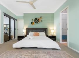 Family home with pool - 2 mins to beach & playground, ξενοδοχείο σε Clifton Beach