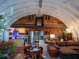 Hill Country Hangar with hottub, 7 minutes from the river and lake, hotel en Canyon Lake