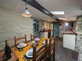 Y Cwtch - Panoramic mountain views within Snowdonia's National Park - 4x4 only