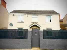 Work & Relax- Convenient 2-Bed House