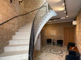 Le Voyageur By the Sea - Furnished Rooms, smje&scaron;taj s priborom za pripremu jela u gradu 'Larnaka'