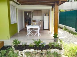 Studio avec piscine, à 3 minutes à pied des plages, Hotel in Sainte-Anne
