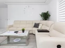 Spacious & Bright Family Apartment in Gdańsk by Noclegi Renters