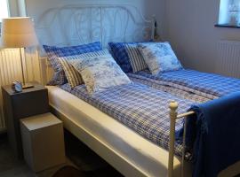 Chiemgau-ROOM, helles Souterrain, eigene Terrasse, Hotel in Riedering