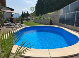 Moderne Ferienwohnung am Wald, Hotel in Siegsdorf