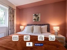 Last-Minute Escapes ! Summer Days l RTM Stay l 4 -Bed House By Finesse Stays Short Lets & Serviced Accommodation Wakefield With Parking, Contractors