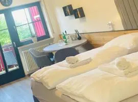 FeWo 13 - Appartement im Rottalblick - Elegant und ruhig wohnen, Tiere willkommen, Bademantelgang zur Therme, TV, Boxspringbett und Balkon
