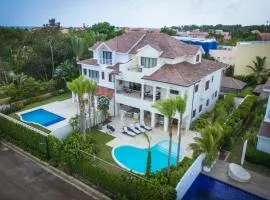 Seaside Bliss with pool and spectacular view