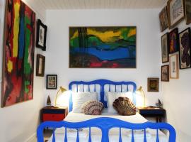 Une chambre et des tableaux, hotel v destinaci Dieppe