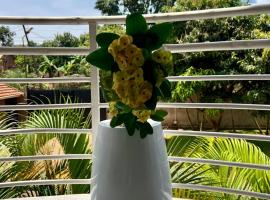 Hidden beautiful Modern Apartment, hotel v destinaci Entebbe