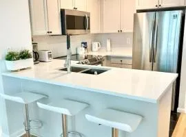 Stylish 1BR Condo with Balcony, Parking in Down Town
