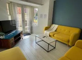 Contemporary Queen Anne Court with FREE PARKING By Prescott Apartments