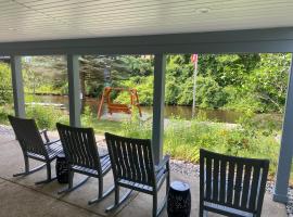 Au Sable River Front, hotel en Grayling