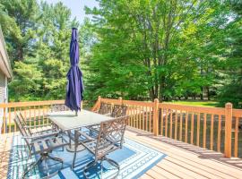 Spacious Leelanau home near the best of Michigan, hotel v destinaci Cedar