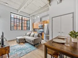 202-DT Luxe Comfy & Huge Loft Wi-Fi Parking Cafe