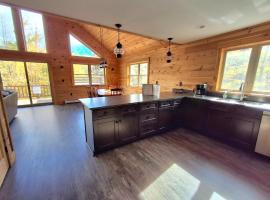 Scoot Cabin - Dogs Welcome!, hotel in Carrabassett