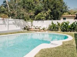 Coastal Med oasis by the beach, pet friendly!