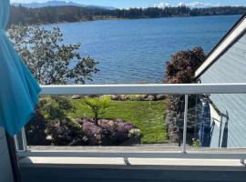 Aloha Cottage, Nanoose Bay - 2 Bdrm Oceanfront Unit with Private Deck: Nanoose Bay şehrinde bir havuzlu otel