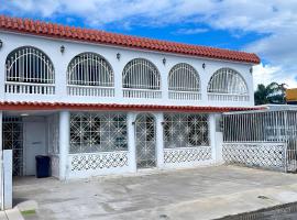 Large Group Stay for 15 Guests Near Beaches & Airport、カロリーナのホテル