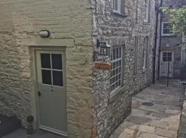 Historic peaceful cottage in town centre!