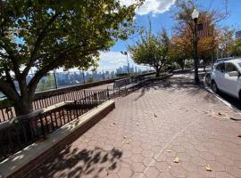 Comfy Getaway Private Apt Studio、ウエスト・ニューヨークのホテル