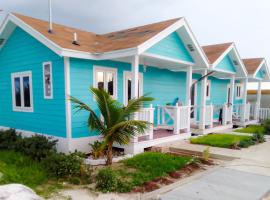 3-Hillview Cottages，Rolleville的有停車位的飯店