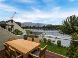 Lodges 6 - Lake views and close to town