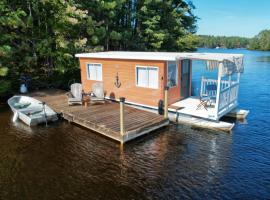 The Floater-A House Boat on Grant Island, Bham Lake, with HotTub, Boat, Pet Friendly, Hotel in Glenfield