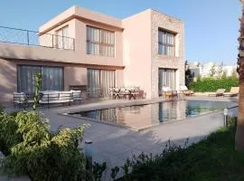 Villa Moderne avec Piscine Privée et Jardin
