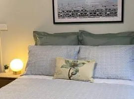 MEPLE, Tiny Home, Pets, Walk2Food, WiFi, Bfast, Private, Serene