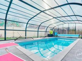 maison avec piscine chaufée couverte d'avril à fin octobre, hotel i Ranville