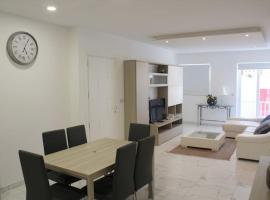 Brand new modern 2 bed 2 bath apt in St Julian's, hotel v destinaci Taʼ Ċikkun